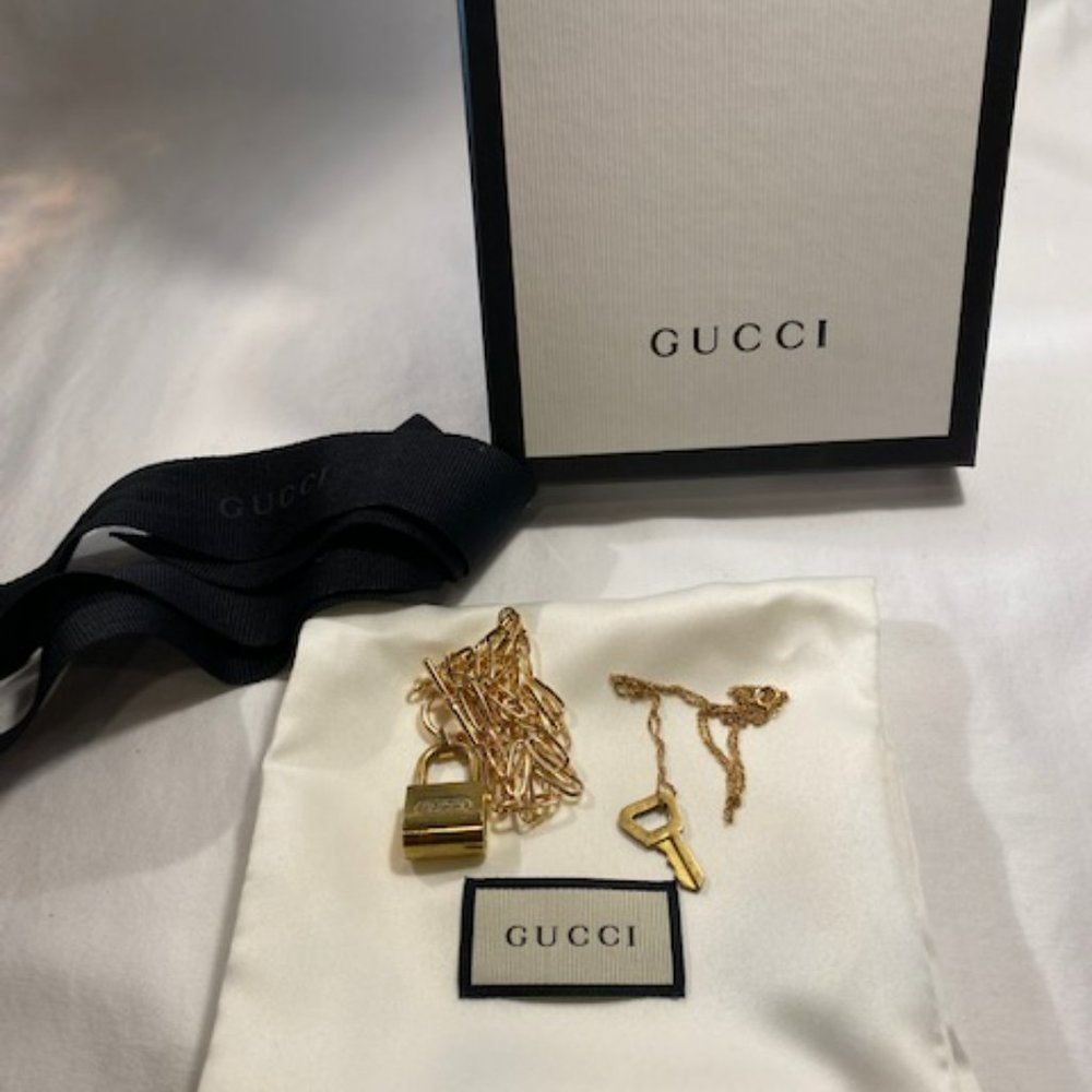 Vintage Gucci Lock and Key layered toggle necklace & chain w/ bag - Picture 2 of 8